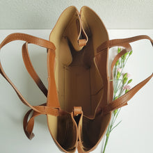 Lataa kuva Galleria-katseluun, Konjakinruskean ALBA shopper-laukun sisäosa ja viimeistelty nahkapinta konjakinvärisessä nahkalaukussa.