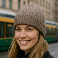 Lataa kuva Galleria-katseluun, AAVA Cashmere Beanie on kevyt, lämmin ja ylellisen pehmeä pipo, joka tuo ripauksen arjen luksusta viileisiin päiviin. Kääntöreuna varmistaa hyvän istuvuuden ja lisälämmön, kun taas kaunis palmikkoneulos tekee mallista ajattoman klassikon. Helppo yhdistää niin arkilookiin kuin tyylikkäämpiin kokonaisuuksiin – AAVA on täydellinen valinta syksystä kevääseen.