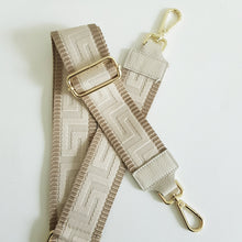 Lataa kuva Galleria-katseluun, CALINDA nahkalaukku säädettävällä olka-koristehihnalla. Uusi crossbody malli, jolla on tyyliä ja tilaa. Laukussa kaksi tilavaa taskua ja takana vetoketjullinen sivutasku. Sisältä löytyy myös vetoketjullinen sivutasku.