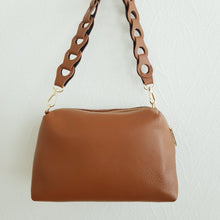 Lataa kuva Galleria-katseluun, Tyylikäs ADA nahkalaukku on uusi crossbody malli. Laukussa on kaunis nahkainen kantohihna, kapea säädettävä olkahihna, yksi iso tasku, vetoketjukiinnitys ja sisältä löytyy vetoketjullinen piilotasku. Kullanväriset metalliosat. Väri: konjakinruskea tai beige
