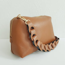 Lataa kuva Galleria-katseluun, Tyylikäs ADA nahkalaukku on uusi crossbody malli. Laukussa on kaunis nahkainen kantohihna, kapea säädettävä olkahihna, yksi iso tasku, vetoketjukiinnitys ja sisältä löytyy vetoketjullinen piilotasku. Kullanväriset metalliosat. Väri: konjakinruskea tai beige
