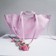 Lataa kuva Galleria-katseluun, Vaaleanpunainen ALBA shopper avoimessa muodossa, jossa näkyvät kaaret, taitokset ja sivujen magneettikiinnitys.