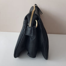 Lataa kuva Galleria-katseluun, AMALIA on tilava ja tyylikäs crossbody-laukku, jossa yhdistyvät ajaton muotoilu ja italialainen laatu. Laukku suljetaan vetoketjulla, ja sisällä on kolme osastoa, jotka helpottavat tavaroiden järjestämistä. Sisällä on lisäksi pieni vetoketjullinen tasku tärkeimmille pikkutavaroille.