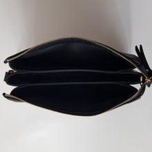 Lataa kuva Galleria-katseluun, AMALIA on tilava ja tyylikäs crossbody-laukku, jossa yhdistyvät ajaton muotoilu ja italialainen laatu. Laukku suljetaan vetoketjulla, ja sisällä on kolme osastoa, jotka helpottavat tavaroiden järjestämistä. Sisällä on lisäksi pieni vetoketjullinen tasku tärkeimmille pikkutavaroille.