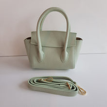Lataa kuva Galleria-katseluun, Aurora Mini on kompakti italialainen nahkalaukku. Kevyen kokonsa ansiosta Aurora Mini kulkee helposti mukana ja viimeistelee asun huomaamattoman tyylikkäästi.