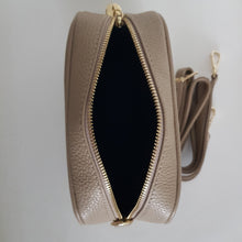 Lataa kuva Galleria-katseluun, ANGIE laukussa on säädettävä olkahihna ja vetoketjukiinnitys. Tupsukoriste toimii vetimenä. Erittäin suosittu crossbody malli.
Väri: beige
Materiaali: aito nahka
Koko: pituus 20 cm, korkeus 15 cm, syvyys 7 cm.
Kapea nahkahihna kullanvärisillä pistolukoilla, leveys 2 cm, säädettävä pituus 130 cm
Hoito-ohje: Voi suojata nahalle sopivalla suojausaineella ennen käyttöönottoa. Puhdistetaan kostealla liinalla.
Valmistettu Italiassa