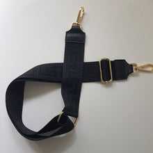 Lataa kuva Galleria-katseluun, 👜 Kaksi vetoketjullista päätaskua pitää tavarasi järjestyksessä
🔒 Takana vetoketjutasku, sisällä myös oma vetoketjutasku pienille tavaroille
🎨 Väri: musta
💛 Kullanvärinen metallointi tuo luksusta arkeen
Mitat:
Pituus: 34 cm
Korkeus: 15 cm
Syvyys: 11 cm
Mukana kaksi säädettävää olkahihnaa:
Kapea nahkahihna (leveys 1,7 cm, pituus max 132 cm)
Leveä koristellinen polyesteri/nahka hihna (leveys 5,5 cm, pituus max 128 cm)
Hoito:
Suosittelemme suojaamaan laukun nahanhoitoaineella ennen käyttöönottoa. P