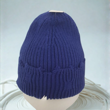Lataa kuva Galleria-katseluun, CHARLIE on rohkea ja trendikäs beanie, jossa on juuri sopivasti asennetta. Pehmeä 100 % viskoosineulos tuntuu mukavalta päässä ja laskeutuu kauniisti ilman kutinaa. Koristeellisesti ”revitty” viimeistely tekee jokaisesta CHARLIE-piposta yksilöllisen ja antaa sille urbaanin, huolettoman ilmeen. Saatavana kuudessa upeassa sävyssä: lila, kirkkaansininen, turkoosi, vaaleansininen, ruskea ja punainen.