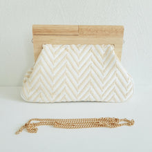 Lataa kuva Galleria-katseluun, Beige-kullanvärinen EMMA clutch-laukku edestä, ketjuhihna laukun edessä.