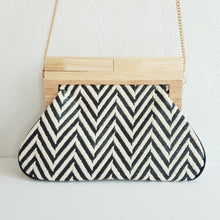 Lataa kuva Galleria-katseluun, Mustavalkoinen EMMA clutch-laukku kullanvärisellä ketjuhihnalla.