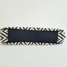 Lataa kuva Galleria-katseluun, Mustavalkoisen EMMA clutch-laukun pohja ja musta nahkainen pohjavahvike.