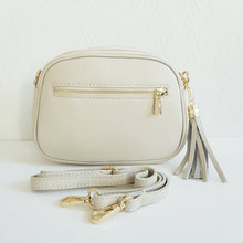 Lataa kuva Galleria-katseluun, LILY luonnonvalkoinen nahkainen crossbody-laukku vetoketjutaskulla takaa