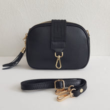 Lataa kuva Galleria-katseluun, Italialainen LILY-nahkalaukku kolmella vetoketjuosastolla ja kahdella vaihdettavalla hihnalla. Ajaton musta crossbody-laukku arkeen.