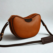 Lataa kuva Galleria-katseluun, MAIRA on kompakti crossbody-laukku, joka yhdistää italialaisen käsityön, minimalistisen muotoilun ja ajattoman tyylin. Satulalaukun pehmeä kaari tekee siitä elegantin, mutta samalla käytännöllisen arjen kumppanin.