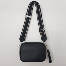 Lataa kuva Galleria-katseluun, ANGIE on kompakti mutta näyttävä crossbody, joka hurmaa ajattomalla muotoilullaan ja italialaisella laadulla. Laukussa on vetoketjukiinnitys ja kaunis tupsukoriste vetimenä. Sisällä on yksi tasku ja pieni avotasku sekä laadukas tekstiilivuorikangas. Tämä malli on yksi suosituimmista olkalaukuistamme – täydellinen arkeen ja juhlaan.