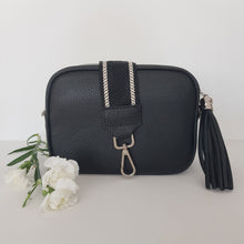 Lataa kuva Galleria-katseluun, ANGIE on kompakti mutta näyttävä crossbody, joka hurmaa ajattomalla muotoilullaan ja italialaisella laadulla. Laukussa on vetoketjukiinnitys ja kaunis tupsukoriste vetimenä. Sisällä on yksi tasku ja pieni avotasku sekä laadukas tekstiilivuorikangas. Tämä malli on yksi suosituimmista olkalaukuistamme – täydellinen arkeen ja juhlaan.