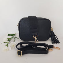 Lataa kuva Galleria-katseluun, ANGIE on kompakti mutta näyttävä crossbody, joka hurmaa ajattomalla muotoilullaan ja italialaisella laadulla. Laukussa on vetoketjukiinnitys ja kaunis tupsukoriste vetimenä. Sisällä on yksi tasku ja pieni avotasku sekä laadukas tekstiilivuorikangas. Tämä malli on yksi suosituimmista olkalaukuistamme – täydellinen arkeen ja juhlaan.