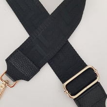 Lataa kuva Galleria-katseluun, ANGIE olkalaukku on aitoa nahkaa. Laukussa on kaksi säädettävää olkahihnaa ja vetoketjukiinnitys. Tupsukoriste toimii vetimenä. Suosittu crossbody malli.
Väri: musta
Koko: pituus 20cm, korkeus 15 cm, syvyys 7 cm.
Laukkuun kuuluu kaksi säädettävää olkahihnaa:
kapea nahkahihna kullanvärisillä pistolukoilla, leveys 2 cm, säädettävä pituus 130 cm
leveä koristeellinen polyesteri/nahka hihna kullanvärisillä pistolukoilla, leveys 5,5 cm, säädettävä pituus max. 128 cm
Hoito-ohje: Voi suoja