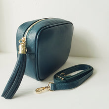 Lataa kuva Galleria-katseluun, ANGIE olkalaukku on aitoa nahkaa. Laukussa on kaksi säädettävää olkahihnaa ja vetoketjukiinnitys. Tupsukoriste toimii vetimenä. Suosittu crossbody malli.
Väri: petrooli
Koko: pituus 20 cm, korkeus 15 cm, syvyys 7 cm.
kapea nahkahihna kullanvärisillä pistolukoilla, leveys 2 cm, säädettävä pituus 130 cm
Hoito-ohje: Voi suojata nahalle sopivalla suojausaineella ennen käyttöönottoa. Puhdistetaan kostealla liinalla.
Valmistusmaa: Italia