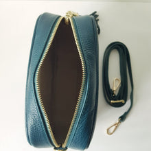 Lataa kuva Galleria-katseluun, ANGIE olkalaukku on aitoa nahkaa. Laukussa on kaksi säädettävää olkahihnaa ja vetoketjukiinnitys. Tupsukoriste toimii vetimenä. Suosittu crossbody malli.
Väri: petrooli
Koko: pituus 20 cm, korkeus 15 cm, syvyys 7 cm.
kapea nahkahihna kullanvärisillä pistolukoilla, leveys 2 cm, säädettävä pituus 130 cm
Hoito-ohje: Voi suojata nahalle sopivalla suojausaineella ennen käyttöönottoa. Puhdistetaan kostealla liinalla.
Valmistusmaa: Italia