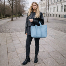 Lataa kuva Galleria-katseluun, REBECCA on monipuolinen ja supertilava shopper-nahkalaukku, jonka muoto elää mukanasi. Voit kantaa laukkua kahvoista tai olalla pitkällä hihnalla ja laukku mukautuu täydellisesti sisällön ja päivän tarpeiden mukaan. Pehmeä, laadukas nahka tekee laukusta yhtä aikaa ryhdikkään ja rennon. Vetoketju- ja magneettikiinnitys, sisällä vetoketjutasku ja avotaskut, hopeanväriset metalliosat.