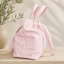 Lataa kuva Galleria-katseluun, Vaaleanpunainen italialainen shopper-laukku aidosta nahasta. Pehmeä ja käytännöllinen Rebecca-laukku hopeisilla metalliosilla ja tilavalla sisäosalla.
