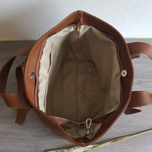 Lataa kuva Galleria-katseluun, Rebecca on tyylikäs shopper-laukku, jossa yhdistyvät italialainen käsityötaito, muuntautuva design ja arjen käytännöllisyys. Aito nahka ja hopeiset metalliosat tekevät laukusta klassikon, joka kestää aikaa ja käyttöä.