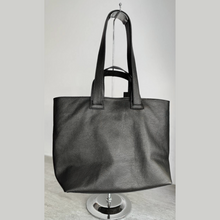 Lataa kuva Galleria-katseluun, REBECCA on monipuolinen ja supertilava shopper-nahkalaukku, jonka muoto elää mukanasi. Voit kantaa laukkua kahvoista tai olalla pitkällä hihnalla ja laukku mukautuu täydellisesti sisällön ja päivän tarpeiden mukaan. Pehmeä, laadukas nahka tekee laukusta yhtä aikaa ryhdikkään ja rennon. Vetoketju- ja magneettikiinnitys, sisällä vetoketjutasku ja avotaskut, hopeanväriset metalliosat.
