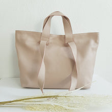Lataa kuva Galleria-katseluun, Upea shopper- malli, laadukas ja käytännöllinen. Aivan varmasti pakko saada- asuste tänäkin keväänä.