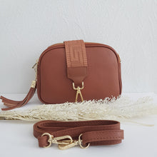 Lataa kuva Galleria-katseluun, Italialainen LILY-nahkalaukku kolmella vetoketjuosastolla ja kahdella vaihdettavalla hihnalla. Suklaanruskea crossbody arkeen ja matkalle.