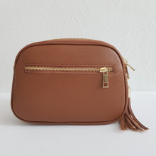 Lataa kuva Galleria-katseluun, Italialainen LILY-nahkalaukku kolmella vetoketjuosastolla ja kahdella vaihdettavalla hihnalla. Suklaanruskea crossbody arkeen ja matkalle takaa kuvattuna.