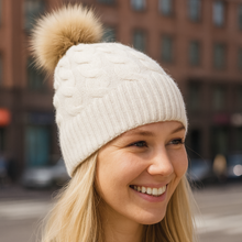 Lataa kuva Galleria-katseluun, Taika Cashmere Beanie luonnonvalkoinen on 100 % kashmirpipo aidolla tupsulla