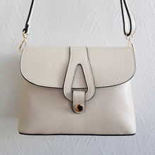 Lataa kuva Galleria-katseluun, Keskikokoinen AGATA nahkalaukku on ajaton crossbody malli omalla karakterillaan. Mukava ja laadukas, tyylikäs magneettisuljin, sisällä vetoketjullinen sivutasku ja säädettävä olkahihna.
