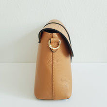 Lataa kuva Galleria-katseluun, Keskikokoinen AGATA nahkalaukku on ajaton crossbody malli omalla karakterillaan. Mukava ja laadukas, tyylikäs suljin, sisällä vetoketjullinen sivutasku ja säädettävä olkahihna. Koko: pituus 25 cm, korkeus 19 cm, syvyys 9 cm Hihna : max pituus 112 cm, leveys 1,5 cm Materiaali: aito nahka Valmistusmaa: Italia