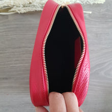 Lataa kuva Galleria-katseluun, ANGIE olkalaukku on aitoa nahkaa. Laukussa on säädettävä olkahihna ja vetoketjukiinnitys. Tupsukoriste toimii vetimenä. Suosittu cross body malli.