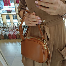 Lataa kuva Galleria-katseluun, Tyylikäs ja tilava konjakinruskea LILY crossbody nahkalaukku mallinkädessä