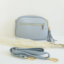 Lataa kuva Galleria-katseluun, LILY vaaleansininen nahkainen crossbody-laukku vetoketjutaskulla takaa