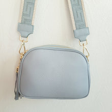 Lataa kuva Galleria-katseluun, LILY vaaleansininen nahkainen crossbody-laukku kahdella vaihdettavalla hihnalla