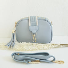 Lataa kuva Galleria-katseluun, Italialainen LILY-nahkalaukku kolmella vetoketjuosastolla ja kahdella vaihdettavalla hihnalla. Käytännöllinen crossbody-laukku arkeen ja matkalle.