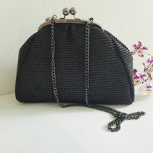 Lataa kuva Galleria-katseluun, LUISA viimeistelee kesäisen tyylin kevyesti ja elegantisti. Punottu raffiapinta, irrotettava tummanhopea metallihihna ja kaunis clutch-malli. Valmistettu Italiassa.