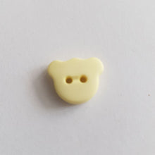 Lataa kuva Galleria-katseluun, Matta pintainen nalle-nappi, 15 mm leveys, läpiommeltava, 2 reikää. Hauska ja värikäs nappi sopii lasten paitoihin, neuleisiin, mekkoihin ja käy koristenapiksi. Kymmenen eri väriä: valkoinen, beige, vaaleanpunainen, keltainen, punainen, oranssi, lila, sinappi, turkoosi, tummansininen, tummanruskea, musta.