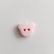 Lataa kuva Galleria-katseluun, Matta pintainen nalle-nappi, 15 mm leveys, läpiommeltava, 2 reikää. Hauska ja värikäs nappi sopii lasten paitoihin, neuleisiin, mekkoihin ja käy koristenapiksi. Kymmenen eri väriä: valkoinen, beige, vaaleanpunainen, keltainen, punainen, oranssi, lila, sinappi, turkoosi, tummansininen, tummanruskea, musta.