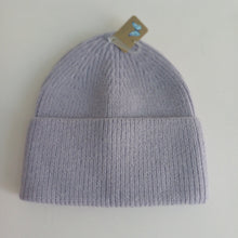Lataa kuva Galleria-katseluun, Tyylikäs ja lämmin beanie pipo kääntöreunalla.  Materiaali: 60% angora,  30% villa, 10% viskoosi   Yksi koko: sopii kaiken kokoisille päille.  Hoito-ohjeet: käsinpesu
