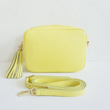 Lataa kuva Galleria-katseluun, ANGIE olkalaukussa on kaksi säädettävää olkahihnaa ja vetoketjukiinnitys. Tupsukoriste toimii vetimenä. Erittäin suosittu crossbody malli.  Materiaali: aitoa nahkaa  Väri: keltainen
