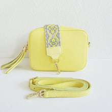 Lataa kuva Galleria-katseluun, ANGIE olkalaukussa on kaksi säädettävää olkahihnaa ja vetoketjukiinnitys. Tupsukoriste toimii vetimenä. Erittäin suosittu crossbody malli.  Materiaali: aitoa nahkaa  Väri: keltainen
