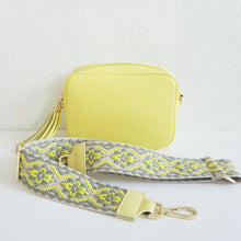 Lataa kuva Galleria-katseluun, ANGIE olkalaukussa on kaksi säädettävää olkahihnaa ja vetoketjukiinnitys. Tupsukoriste toimii vetimenä. Erittäin suosittu crossbody malli.  Materiaali: aitoa nahkaa  Väri: keltainen
