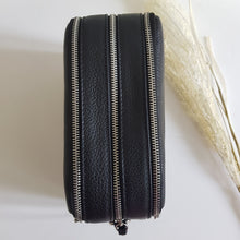 Lataa kuva Galleria-katseluun, ilava LIONA crossbody laukku, säädettävällä olkahihnalla ja kolmella taskulla.   Hihnan max pituus 140cm  Koko: 22,5cm x18cm x10cm  Materiaali: Genuine Calf Leather  Valmistusmaa: Italia
