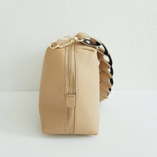 Lataa kuva Galleria-katseluun, Tyylikäs ADA nahkalaukku on uusi crossbody malli. Laukussa on kaunis nahkainen kantohihna, kapea säädettävä olkahihna, yksi iso tasku, vetoketjukiinnitys ja sisältä löytyy vetoketjullinen piilotasku.  Kullanväriset metalliosat.  Väri: konjakinruskea tai beige
