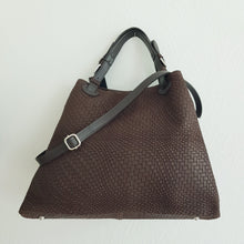 Lataa kuva Galleria-katseluun, Upea CHIARA laukku on tunnetun Bottega Veneta brändin inspiroima malli. Tyylikäs ja tilava laukku on valmistettu aidosta intrecciato punotusta nahasta. Sisällä on vetoketjullinen tilanjakaja sekä vetoketjullinen sivutasku ja avotasku.  Väri: ruskea  Kantokahvat ja olkahihna voi säätää.  Koko: pituus  44cm, korkeus 33 cm, syvyys 20 cm  Olkahihnan koko: leveys 2 cm, max pituus 125 cm  Valmistettu Italiassa.
