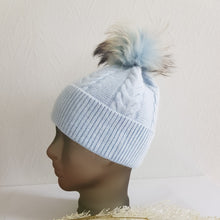 Lataa kuva Galleria-katseluun, Lämmin neulospipo muhkealla tupsulla. Tupsu on kiinni neppari kiinnityksellä.  Materiaali: 70% viskoosi, 20% angora, 5% cashmere, 5% elastaani  Tupsu on tekokarvaa.
